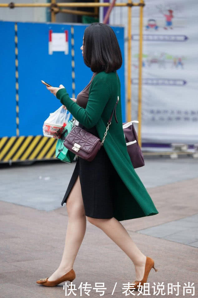 小阿姨风韵犹存穿紧身T恤裹出浑圆上围，走起路来左右摇摆吸睛无