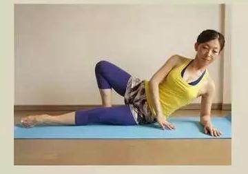 4步瑜伽动作,让你拥有漂亮美腿