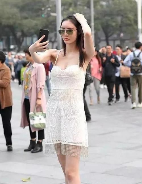  「气质」街拍：眉清目秀的美女，一条灰色的连衣裙，时尚优雅气质迷人