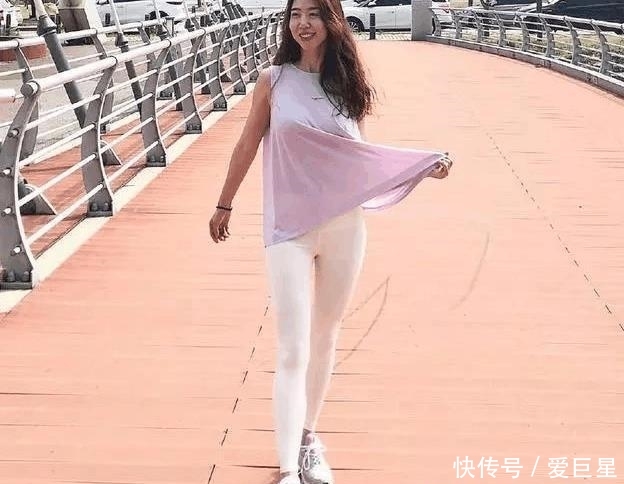  『气质』街拍女神：微胖身材的紧身打底裤小姐姐，展现性感酷雅气质