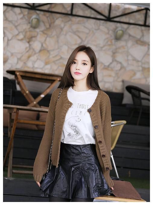 小黑裙搭配黑丝袜，有效的修饰身形，凸显年轻气质