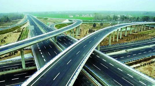 首个ETC门架系统吊装成功，河南高速不停车快捷收费进入建设施工