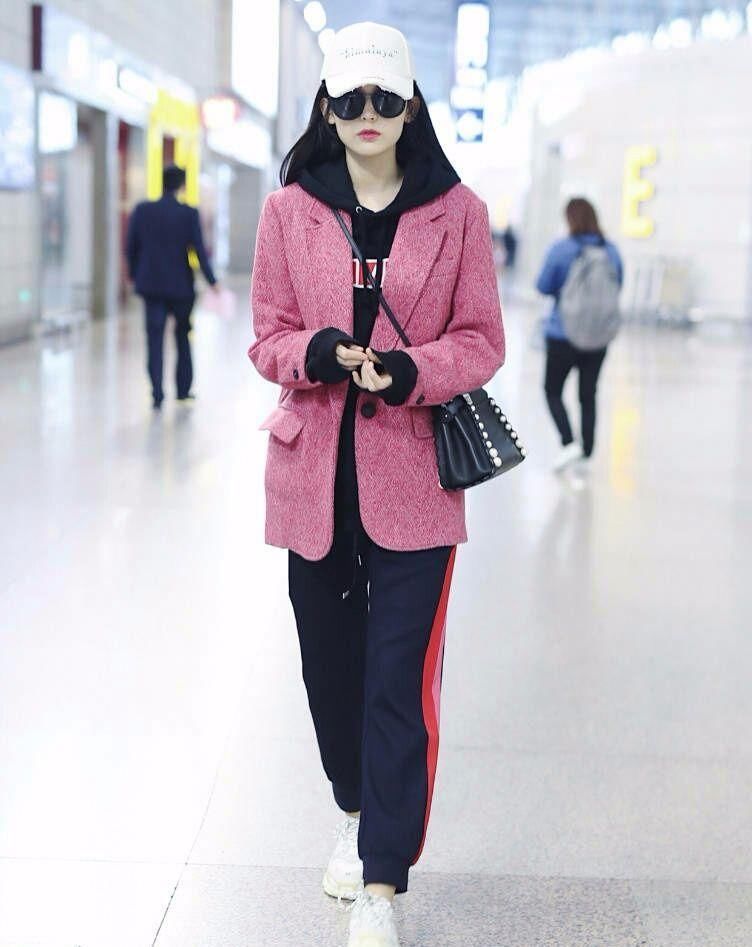 别再说古力娜扎只会秀腿了，她背的包都没多少人可以驾驭得了!