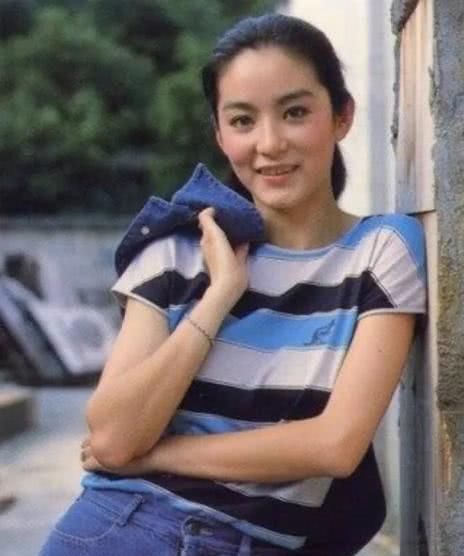  【气质】林青霞早年大妈造型玩得透，粉裙衬出尤物身材，手舞丝巾风情万种