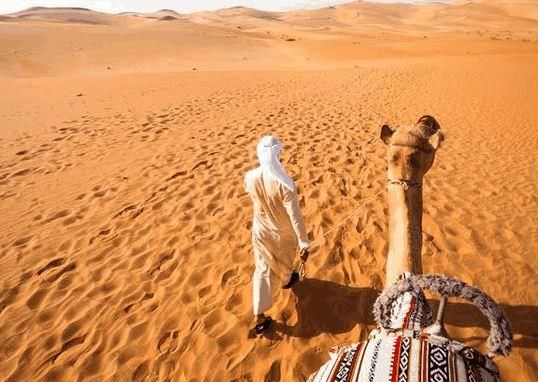 史无前例!中国在沙漠建成时速360公里高铁，外媒惊叹:奇迹