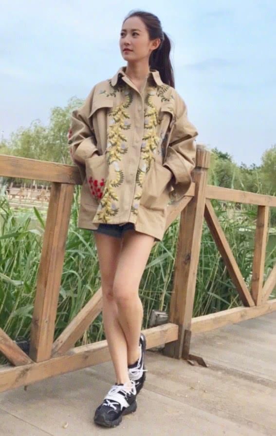 凉鞋配丝袜土？可陈钰琪拿凉鞋配棉袜照样时髦，网友：时尚靠脸！