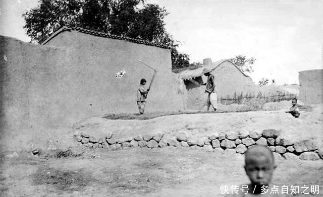  村庄：百年前北方农村老照片：房屋破败道路泥泞，农民穿粗布衣