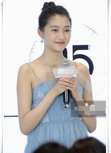 当173关晓彤和168娄艺潇同穿吊带裙,终于知道骨架小有多占优势了