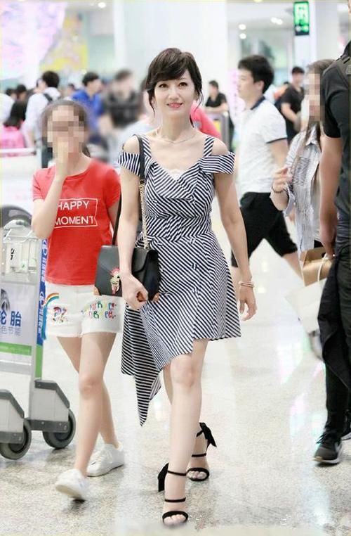 64岁的赵雅芝衣服穿得比少女还年轻，真是让人汗颜