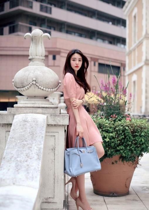  美女|时尚小姐姐风华绝代，轻松美回初恋，尽显性感妩媚！