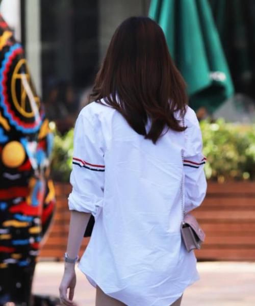  「美女」街拍：皮肤白皙的美女，一件浅蓝色衬衫配白色裤子，时尚优雅气质
