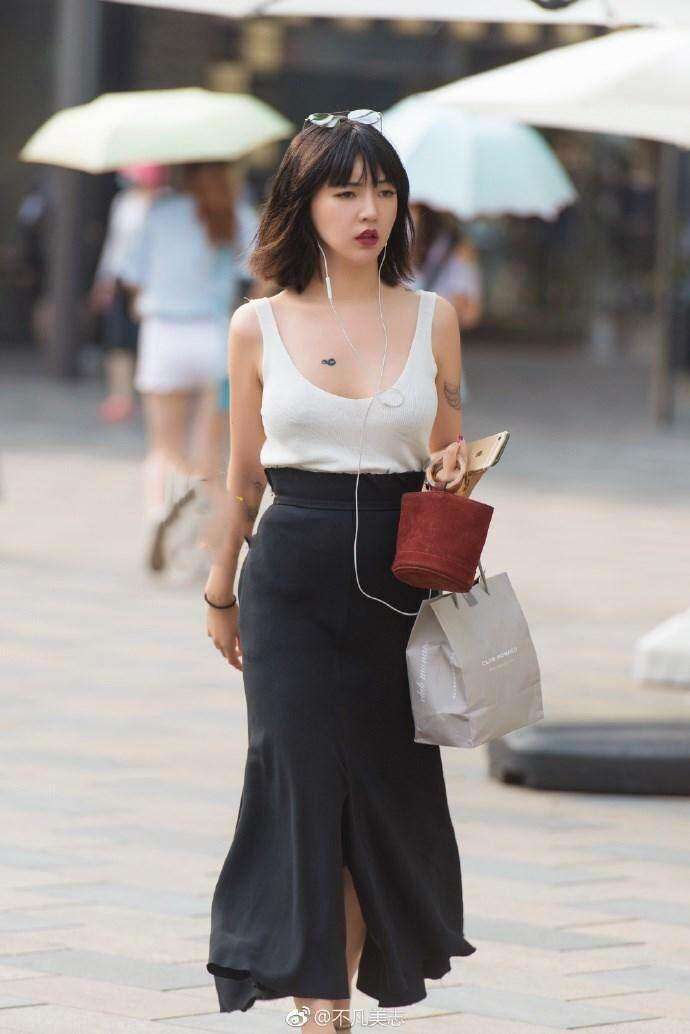 街拍: 只穿件背心的小姐姐, 冷艳的气质让人着迷