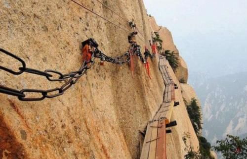 被称为“奇险天下第一山”的华山，到底有多“险”？看看就知道了