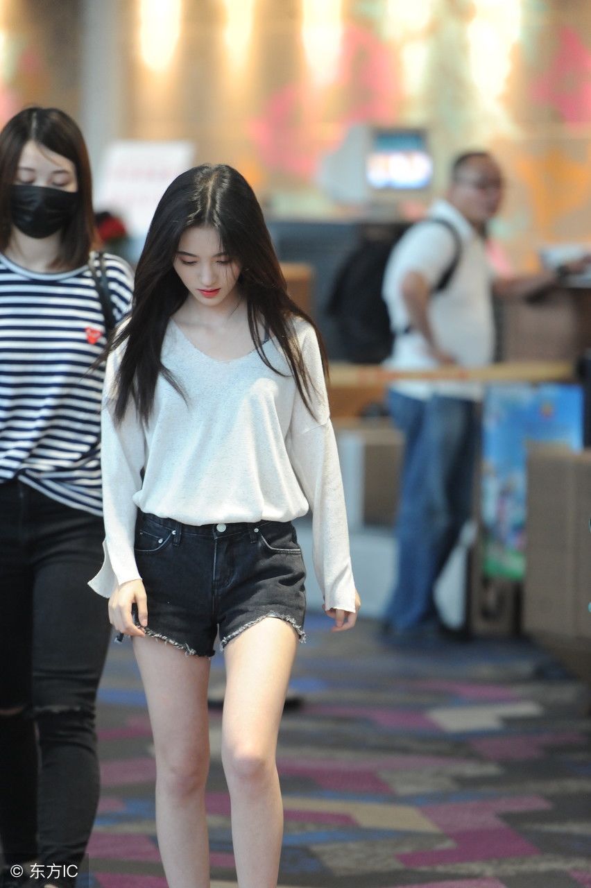 鞠婧祎黑白穿搭精致亮相，肤白貌美大长腿