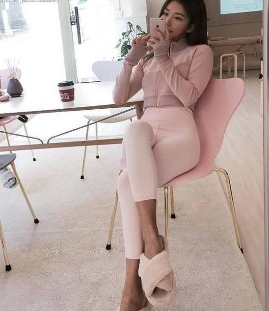 紧身打底裤：凹凸明显的美女，韵味十足，非常显气质！