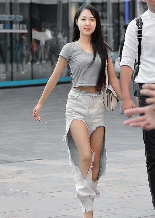  小姐姐■街拍：小姐姐一件短T配破洞裤，大方而不失性感