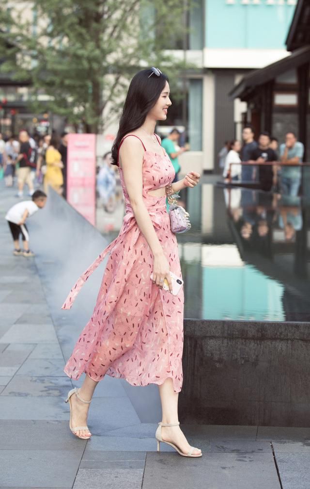 路人街拍，街头时髦又时尚的小仙女们美的宛如一道风景