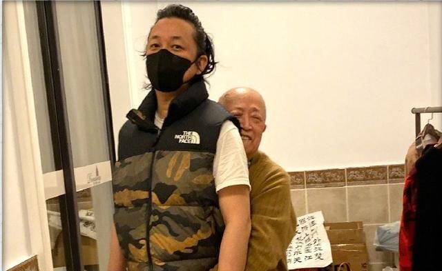  大方：秀恩爱还是炒作？潘粤明与绯闻女友大方互动！45岁迎“第二春”？