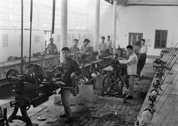  「发现」美国人在鞋盒里发现了6000张中国老照片