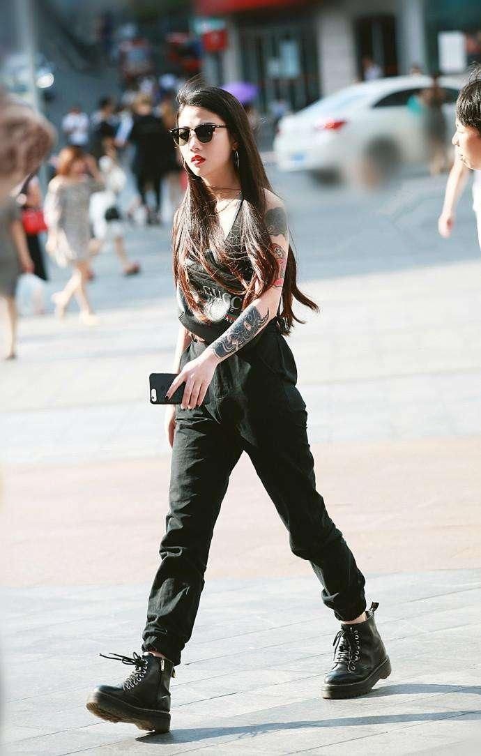 绿色头发的时尚小姐姐，身材苗条美腿诱人，酷酷的有些小性感!