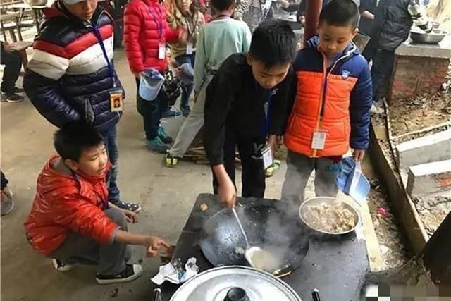  收菜：杨颖素颜和小海绵收菜，郭晶晶带着儿子下田，体验劳动真的很重要