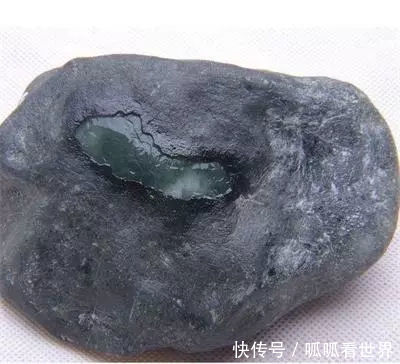  「大叔」农民大叔深山挖出块石头坚称是翡翠，不小心磕掉一块，