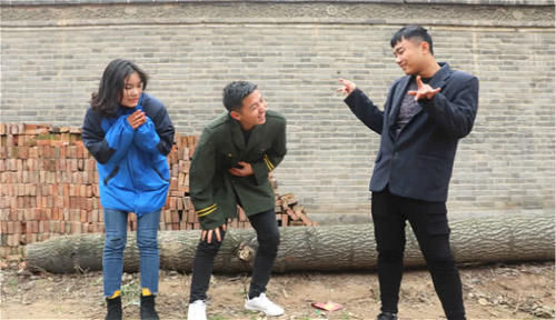 农村又添“新族群”，每个村庄都会有，农民摇头很无奈