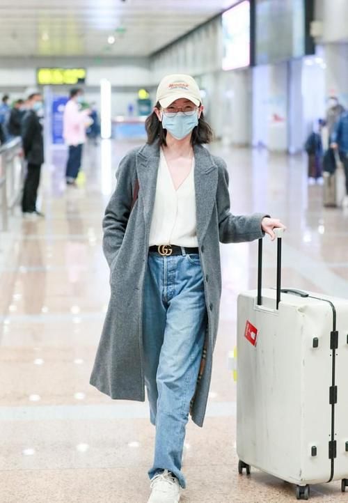  风衣：“田丹”年后首现身，高腰仔裤外搭风衣，知性又大气