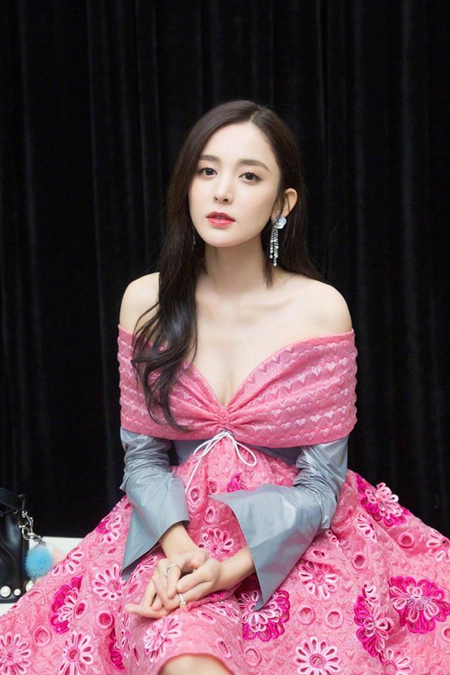 都是一条小粉裙亮相，景甜美观保暖兼顾，娜扎就有点美丽冻人了