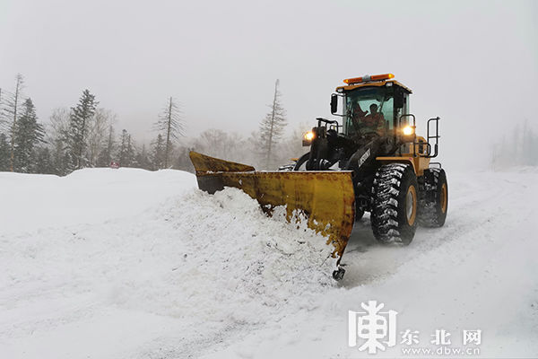 大海林局凌晨清理公路积雪 保证赴雪乡游客安全出游