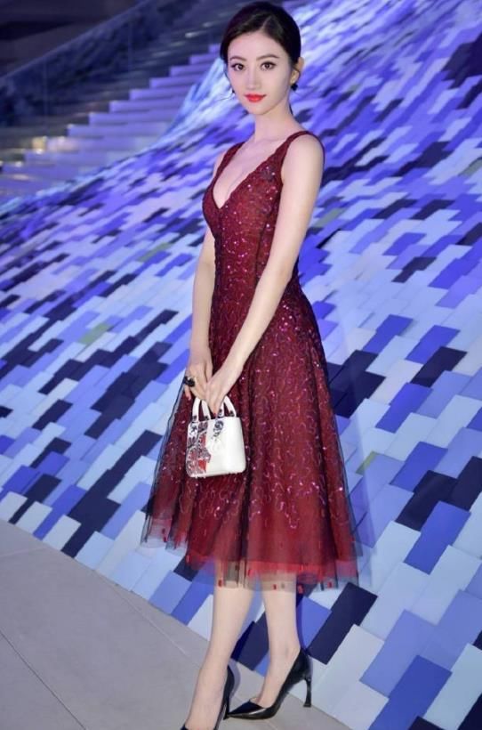 景甜穿深V裙，优雅大气，目测是美女一枚