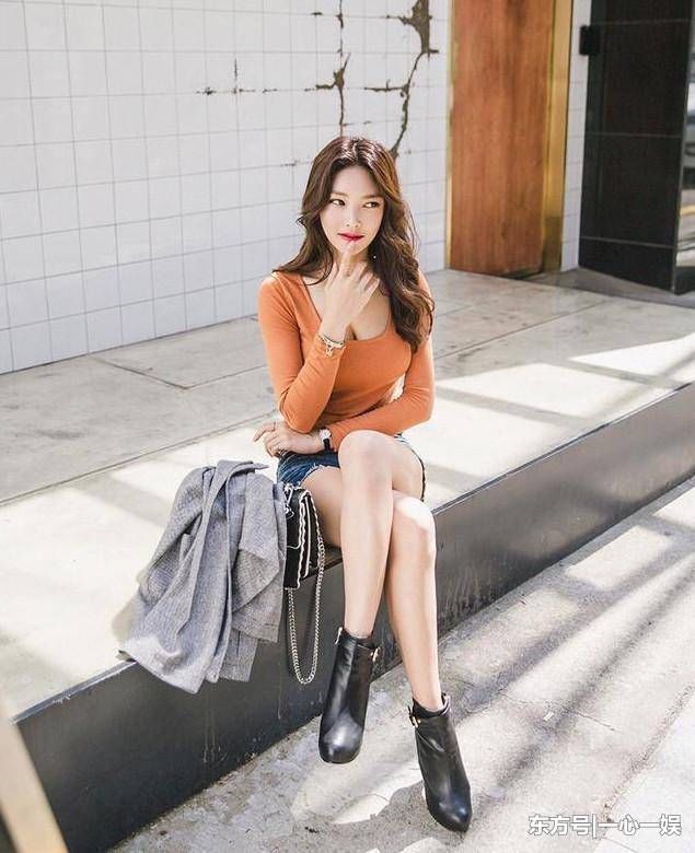 街拍:高挑乖巧可人的妹子，干净清爽潮流前卫!