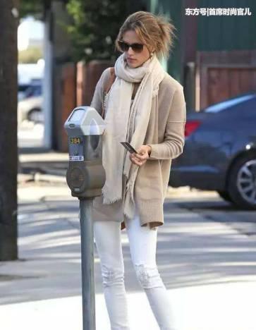 黑色紧身裤永不过时，可以勾勒出性感的身材曲线，更有女人味