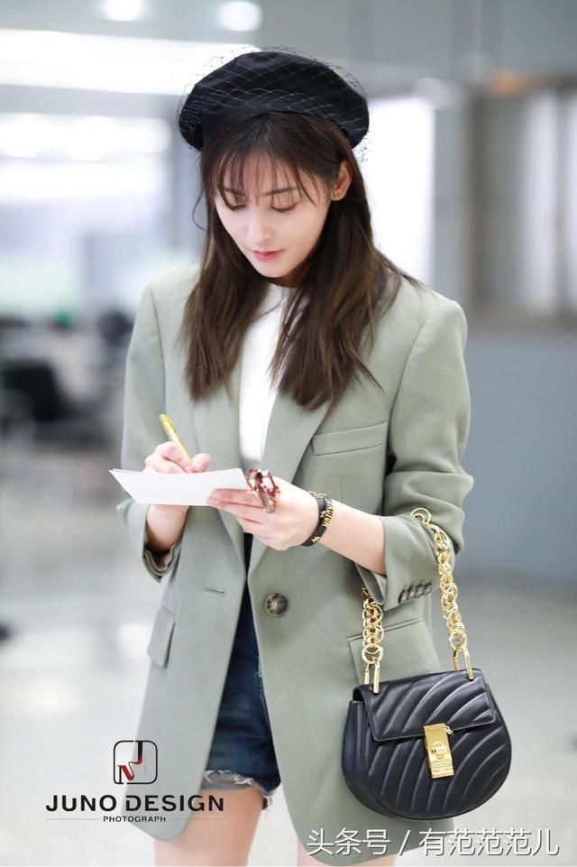 张天爱的短裤已经够短了，还非要卷起一层又一层，网友：彻底服了