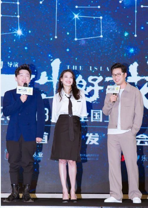 舒淇现身活动,仅穿简单的白衣黑裙竟如此惊艳,42岁美成20岁