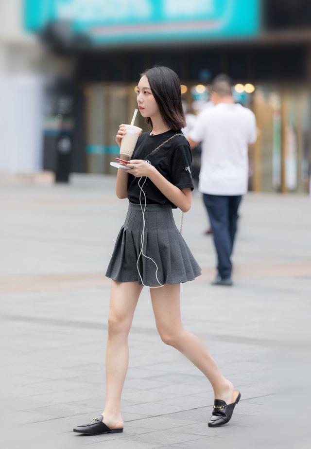 素人街拍: 紧身衣是对丰满女生的褒奖 第四位想娶回家