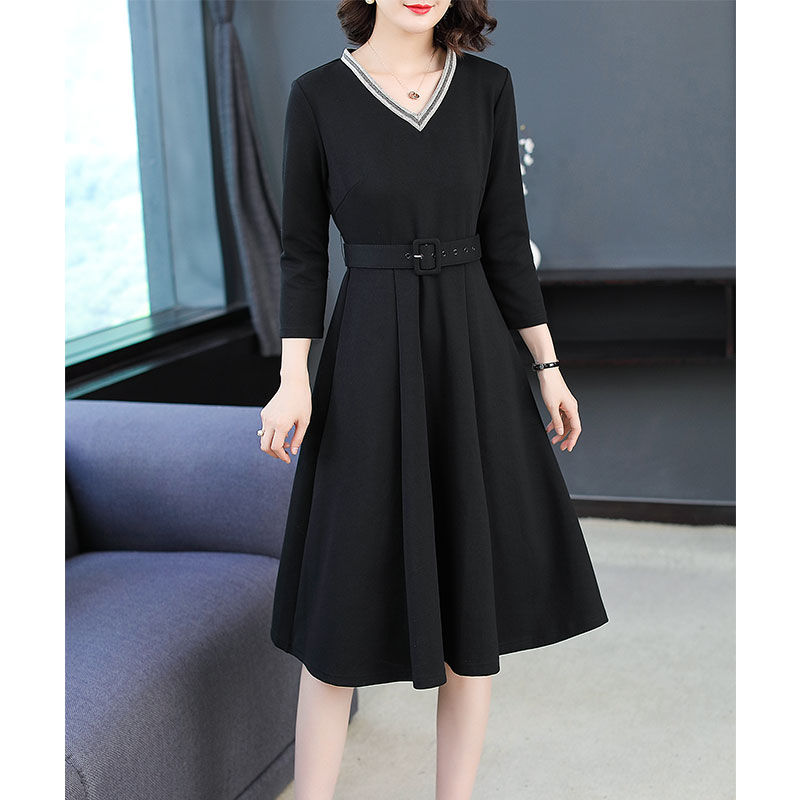 天气渐渐变凉，一件精致秋裙就能解决换季烦恼，优雅又有气质