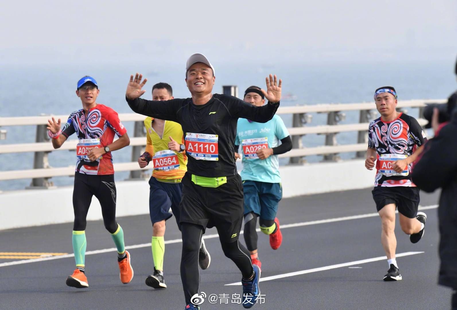 青岛马拉松开跑