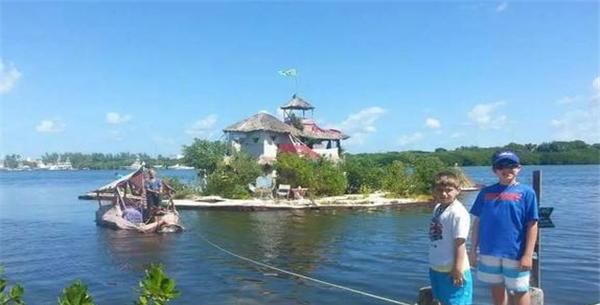  [世外桃源]牛！大叔用15万个塑料瓶搭建岛屿，有房有树有网络，宛如世外桃源