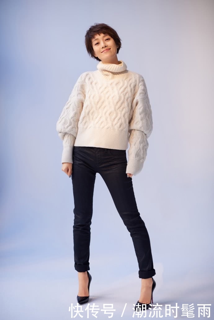 马伊琍不过是穿了件粉色T恤，一下子就嫩回24岁，文章也太赚了！