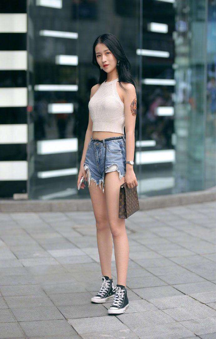 街拍：短裤穿出凸凹, 秀出性感!