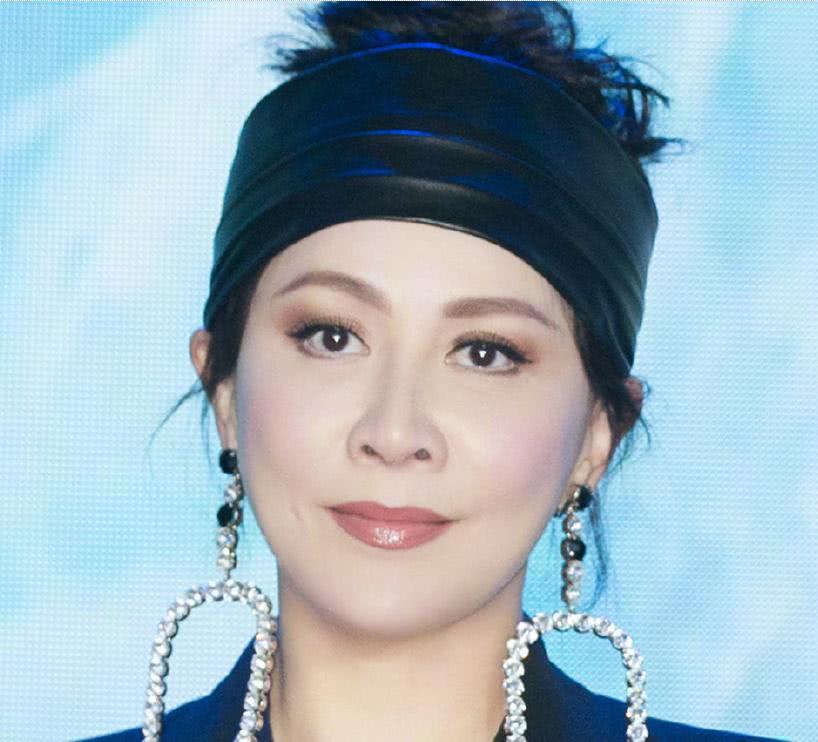 53岁刘嘉玲穿渔网袜戴夸张耳环出席活动，化妆师亮了