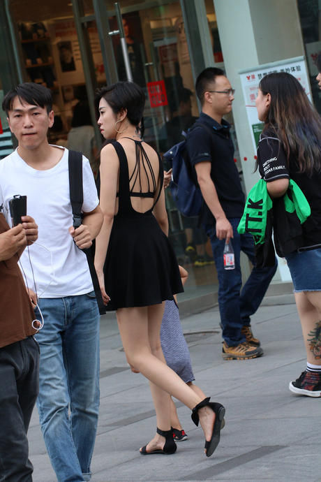 街拍：如此复杂的裙子，她到底是怎么穿的呢？