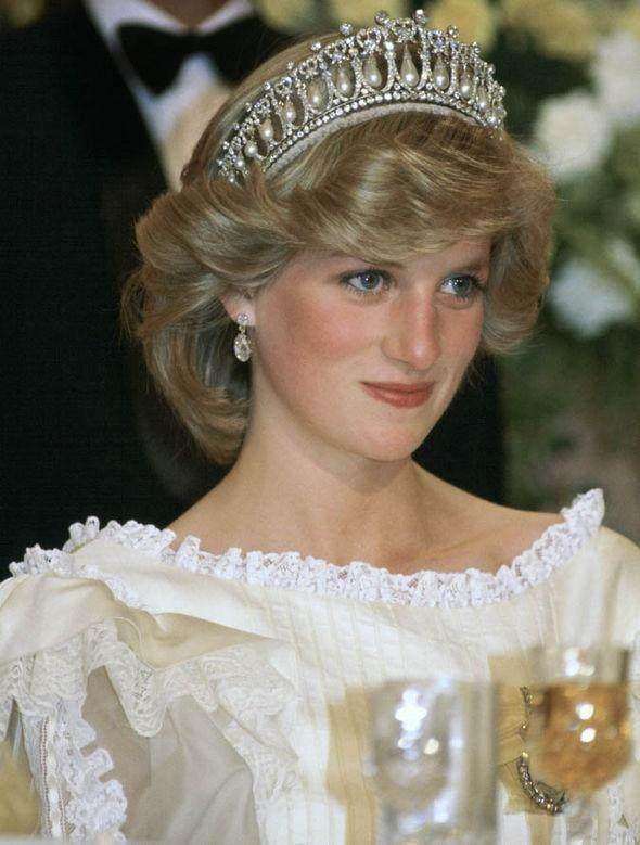 英国王妃戴王冠: 梅根美过了凯特, 卡米拉真的没法与戴安娜相比!