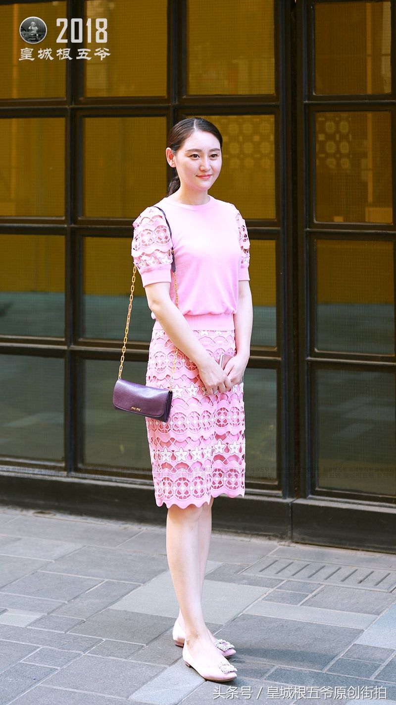 街拍:几乎每个爱美的女孩，都喜欢这样的穿衣方式