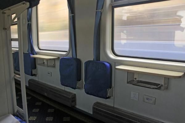  过道@火车上睡卧铺，头该朝窗还是过道？多数人做错