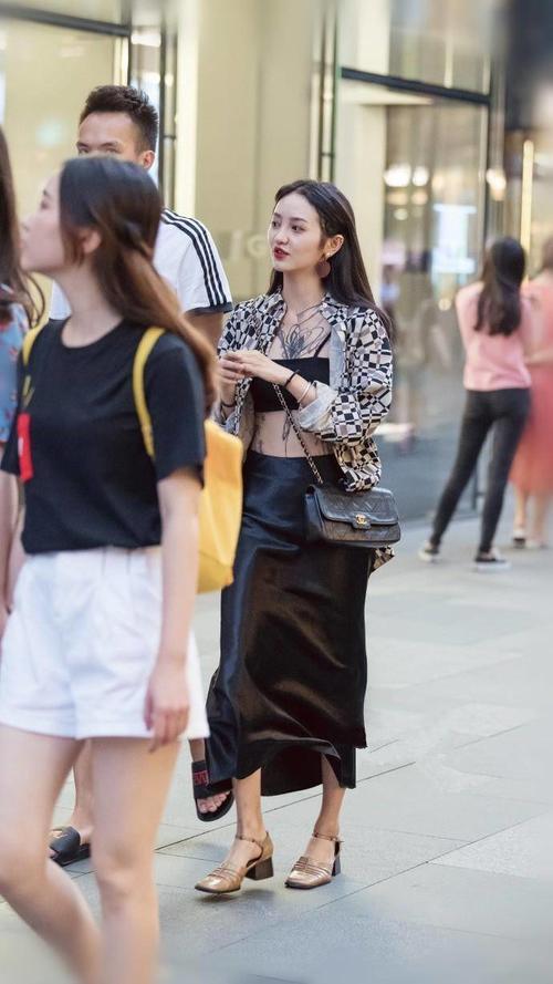 街拍：穿着裙子秀美腿的小姐姐，妩媚时尚性感，在人群中很抢眼！