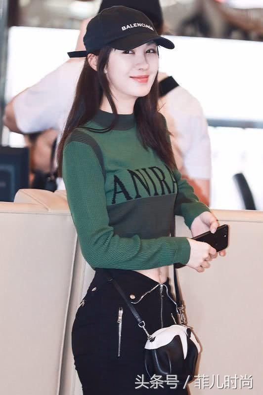 李菲儿这短裙太紧了，难怪要中间剪开叉，网友:都不敢蹲下了吧!