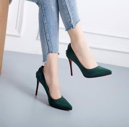 性感与高跟鞋的碰撞,流露出华丽的宫廷风范