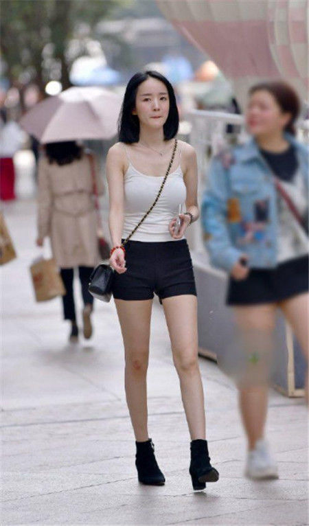  低头|街拍：小美女身穿鲜艳红套裙，低头的一瞬，美丽娇艳欲滴